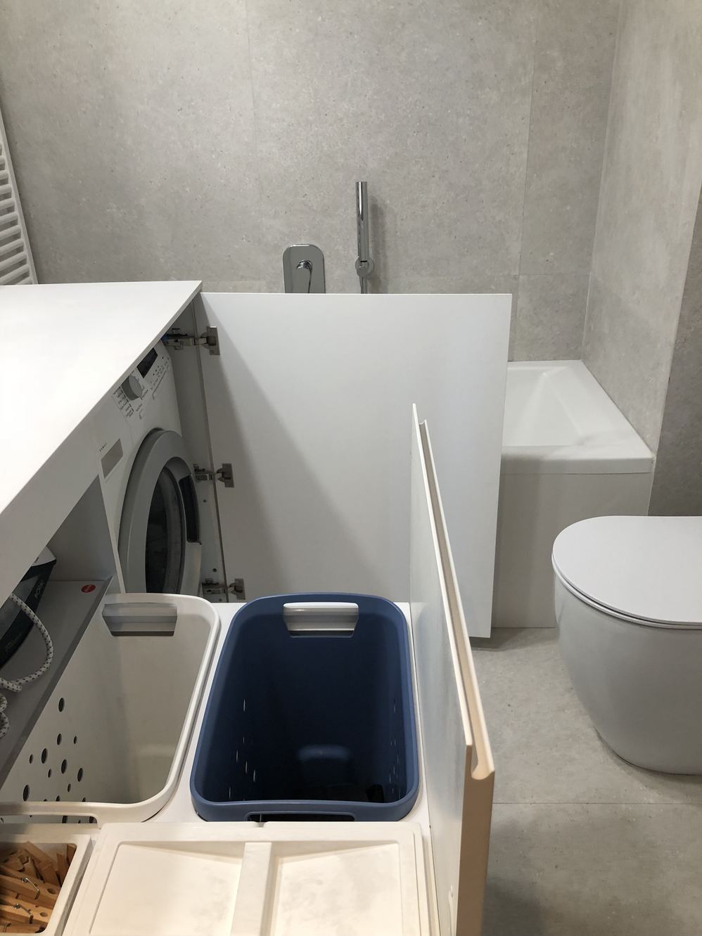 Un conjunto de baño y lavadero para ahorro máximo del espacio