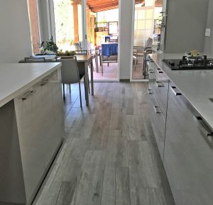 Suelo porcelánico gris de la cocina