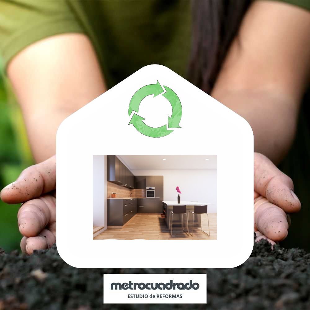 Una cocina ecológica dentro de dibujo de una casa que sostienen las manos de una persona. Es el símbolo de sostenibilidad.